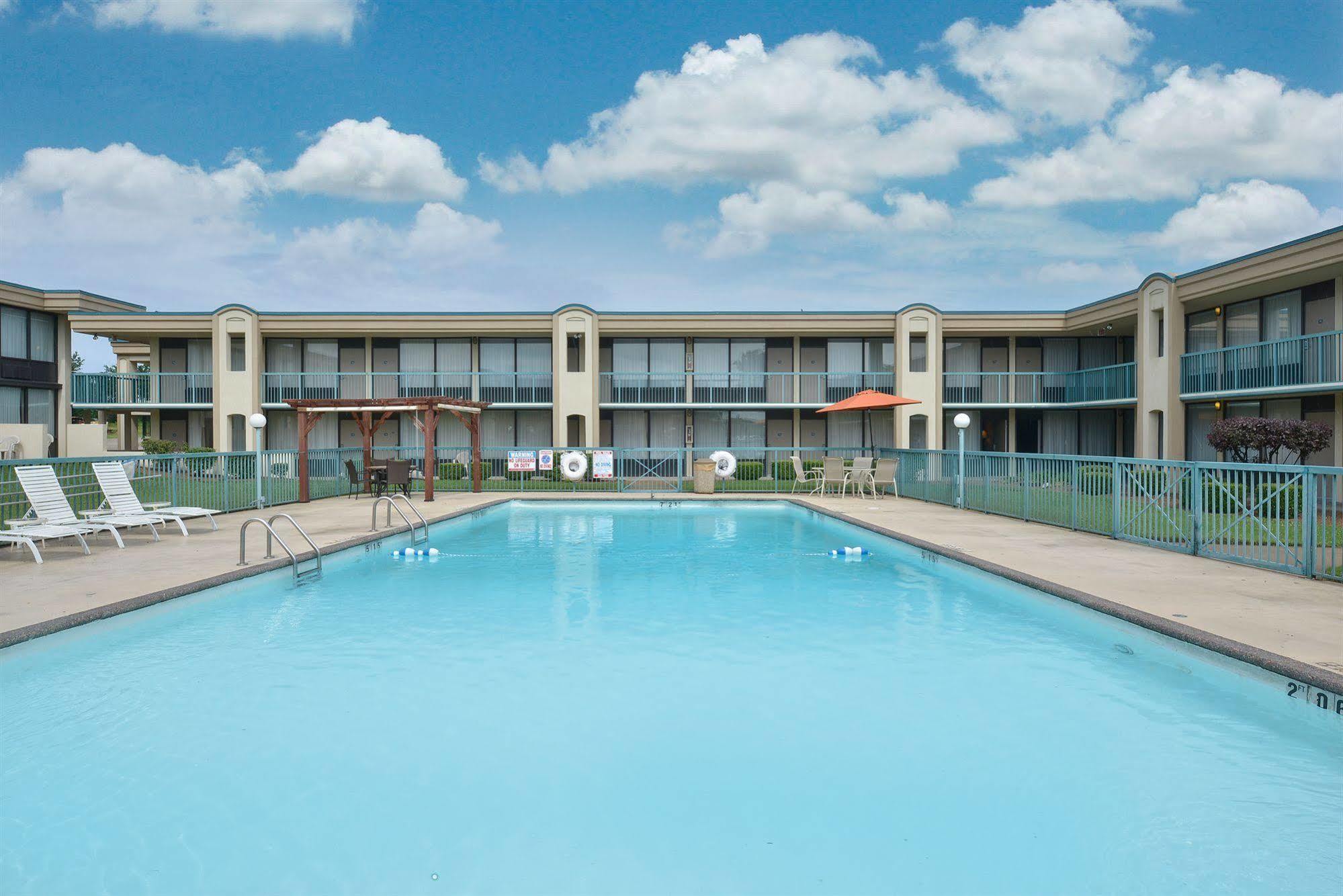 Lamplighter Inn&Suites Pittsburg Exterior foto