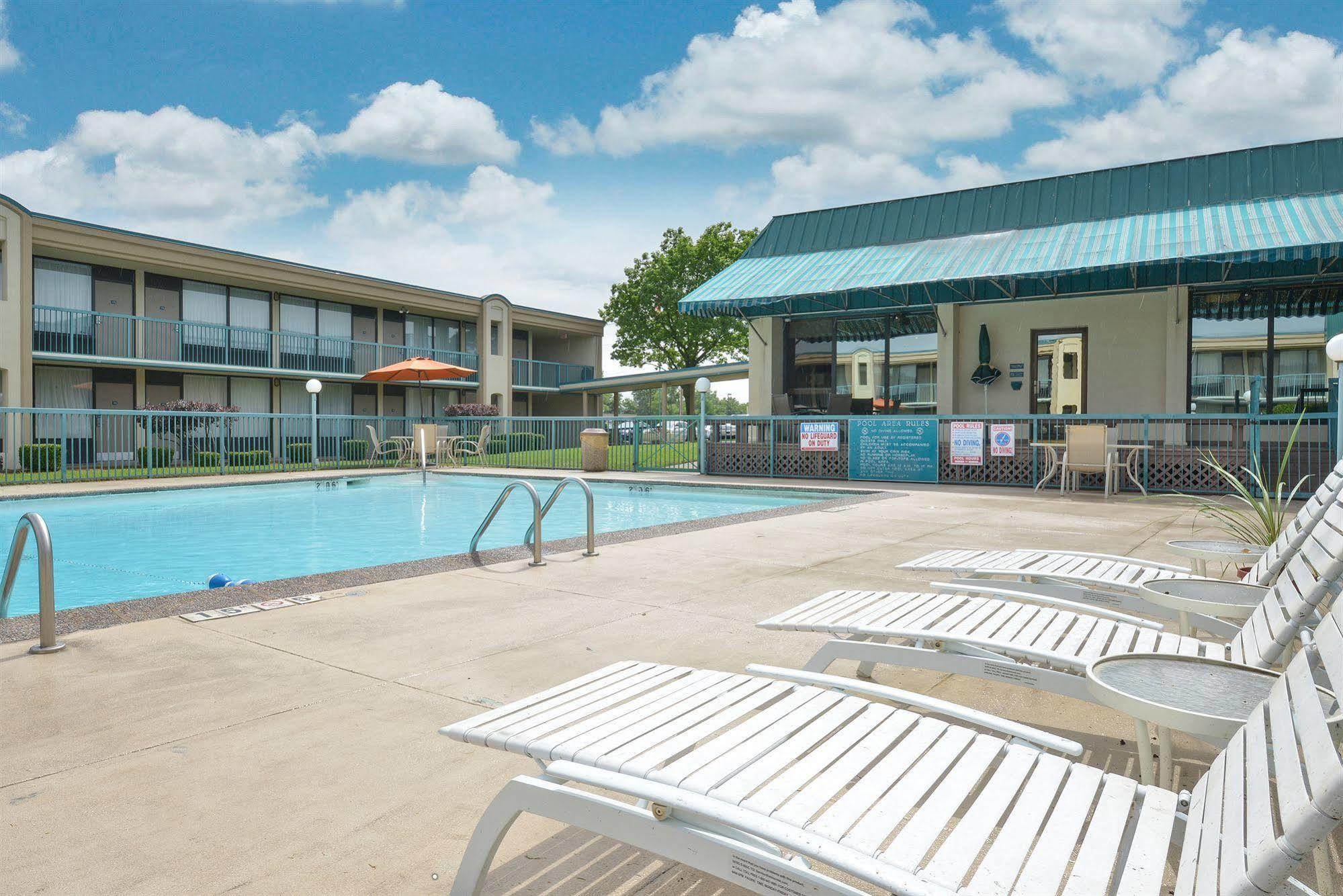 Lamplighter Inn&Suites Pittsburg Exterior foto
