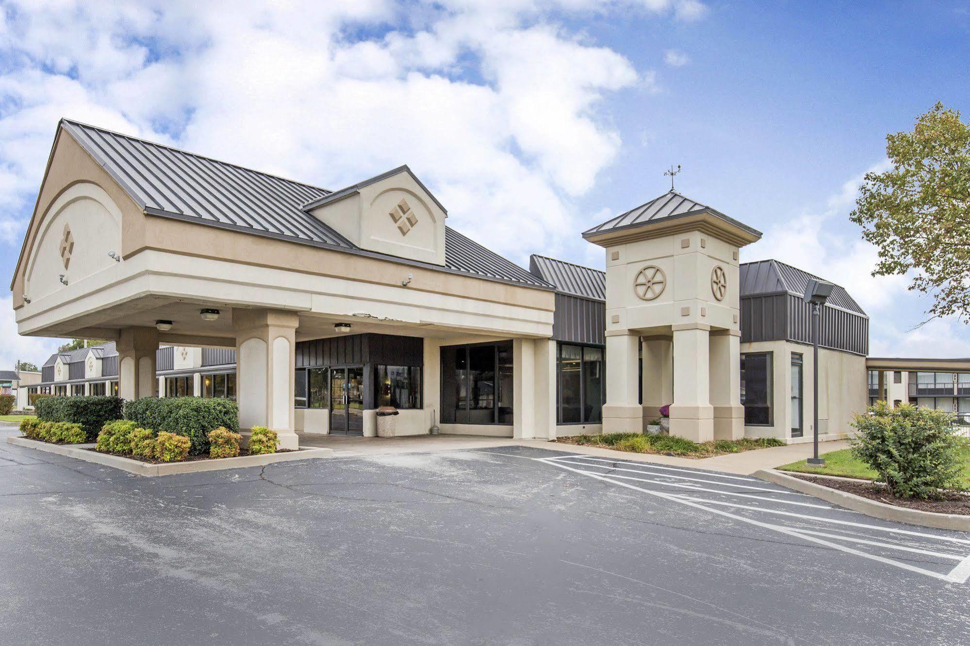 Lamplighter Inn&Suites Pittsburg Exterior foto